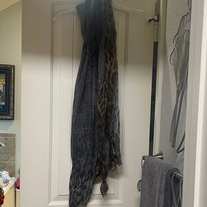 Elegant Leopard Print Scarf in Gray and Brown